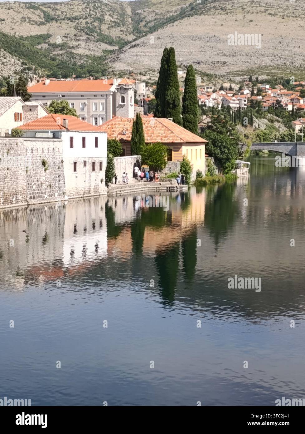 Trebinje Altstadt Reflexionen auf der Trebišnjica Fluß Bosnien - Smartphone-aufgenommenes Stockfoto