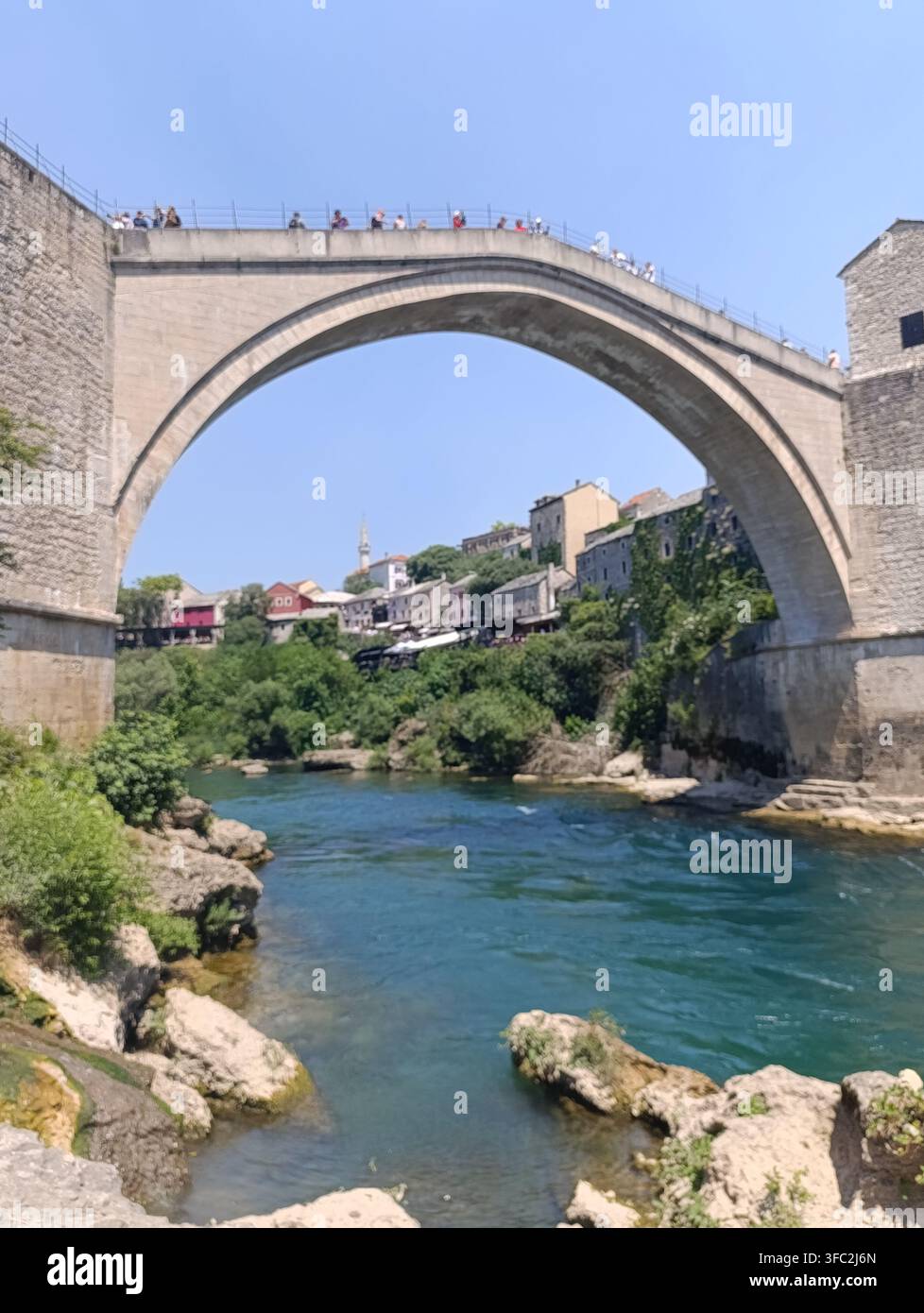 Historische Stari-Most-Brücke über der Neretva in Mostar, Bosnien - Smartphone-aufgenommenes Stockfoto