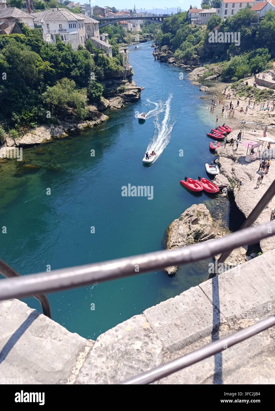 Luftbild des Neretva-Flusses und Boote in Mostar, Bosnien - Smartphone-aufgenommenes Stockfoto