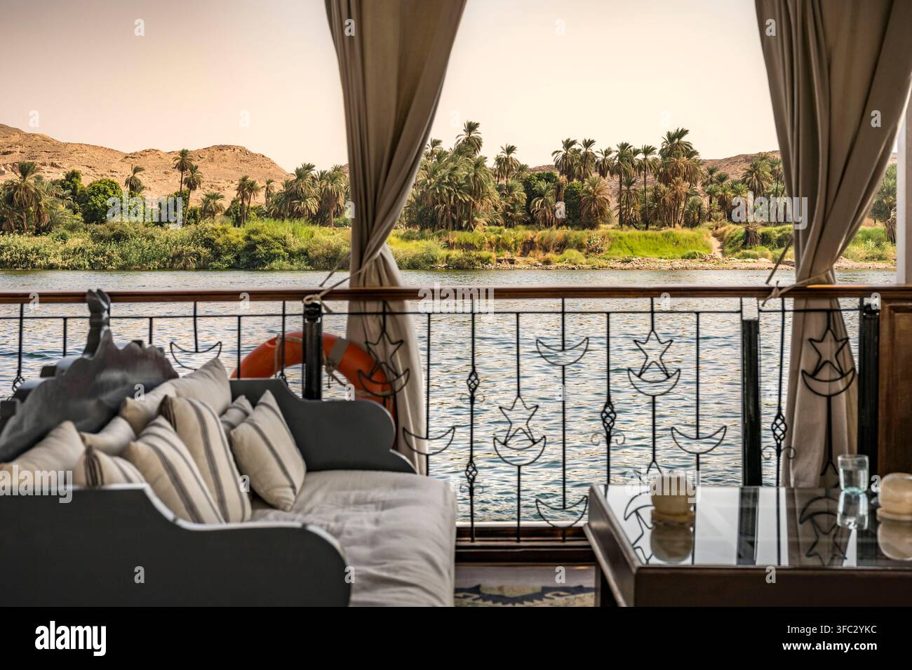 Ägypten, Oberägypten, das Niltal, Assuan, eine Kreuzfahrt an Bord eines Dahabieh – eine Art Flussschiff, das einzigartig für Ägypten ist und auf dem Nil segelt Stockfoto