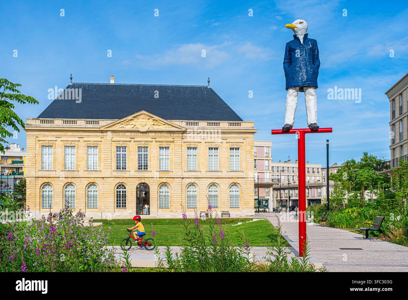 Frankreich, Seine-Maritime, Le Havre, Stadtzentrum neu gebaut von Auguste Perret (UNESCO-Weltkulturerbe), Place du Vieux-Marché, Skulptur Monsieur Goéland des deutschen Künstlers Stephan Balkenhol und das Naturkundemuseum im Hintergrund Stockfoto