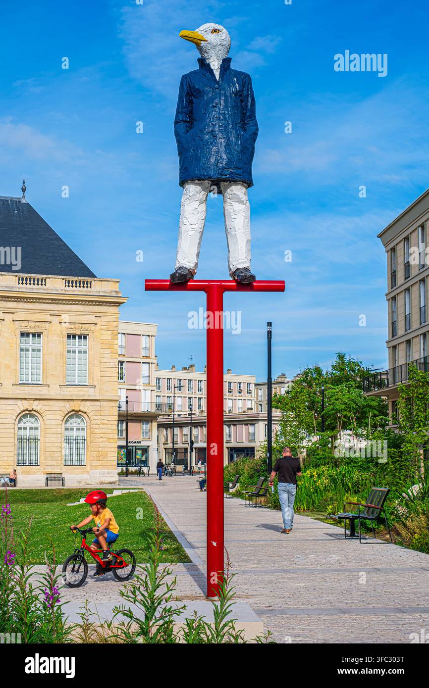 Frankreich, Seine-Maritime, Le Havre, Stadtzentrum neu gebaut von Auguste Perret (UNESCO-Weltkulturerbe), Place du Vieux-Marché, Skulptur Monsieur Goéland des deutschen Künstlers Stephan Balkenhol und das Naturkundemuseum im Hintergrund Stockfoto