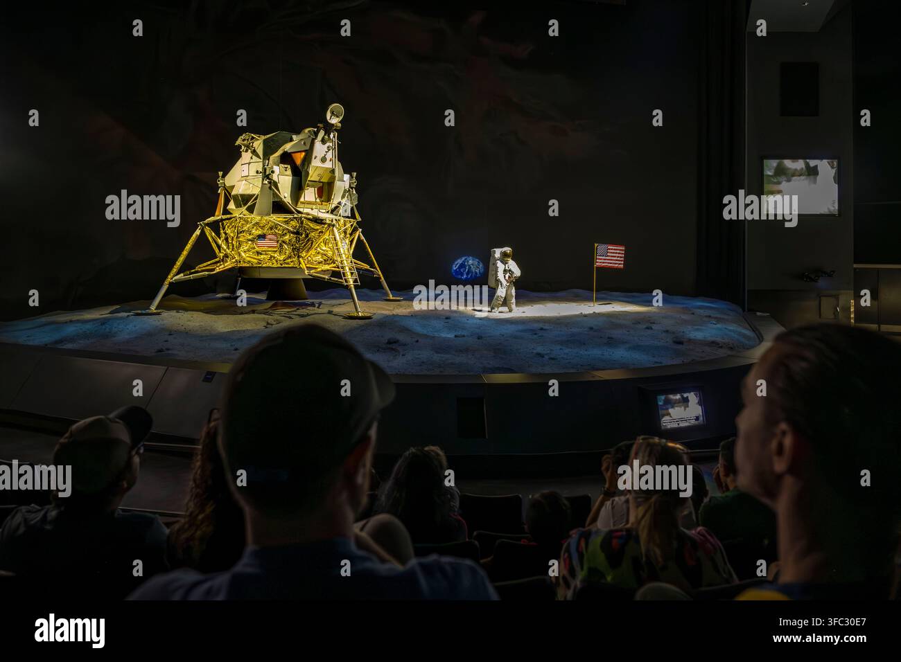 Vereinigte Staaten, Florida, Kennedy Space Center (KSC), der Kennedy Space Center Visitor Complex, Apollo-Saturn V Center, das Lunar Theater stellt die Ereignisse dieses historischen Tages im Juli 1969 nach, als der Mensch seine erste Mondlandung machte Stockfoto