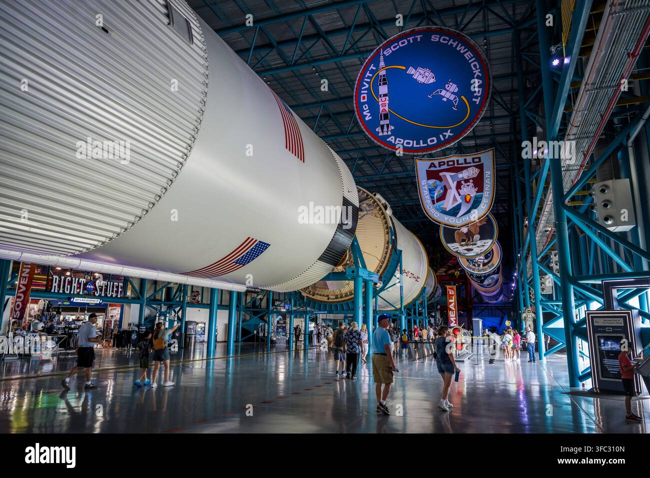 Vereinigte Staaten, Florida, Kennedy Space Center (KSC), der Kennedy Space Center-Besucherkomplex, Apollo-Saturn-V-Zentrum, das Saturn-V-Trägerraketensystem ist horizontal ausgestellt Stockfoto