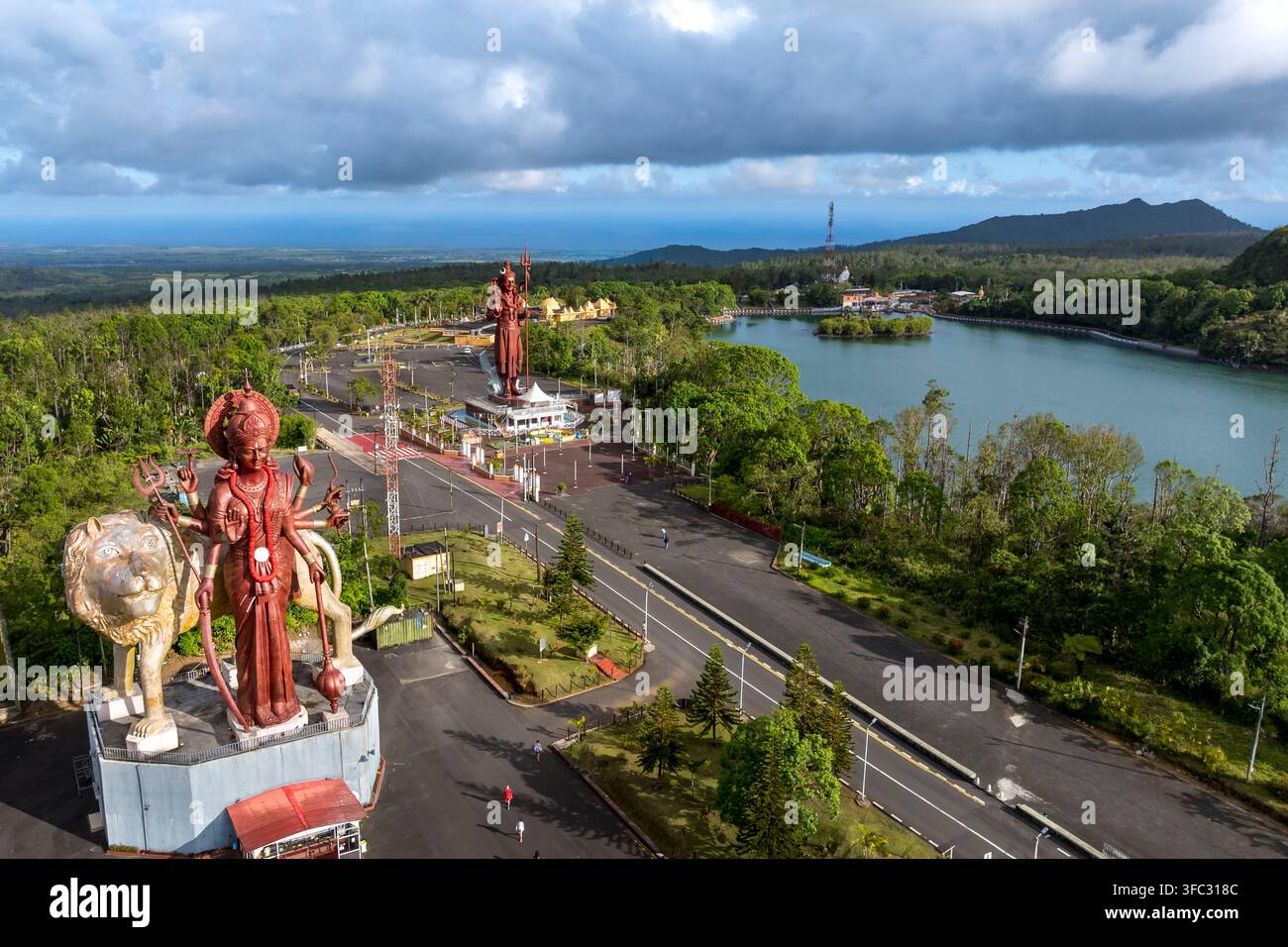 Mauritius, Savanne District, Grand Bassin (oder Ganga Talao), der heiligste hinduistische Gebetsort in Mauritius, große Statue der Göttin Durga Mata mit einem Löwen im Vordergrund und einer Statue des Gottes Shiva (Luftaufnahme) Stockfoto