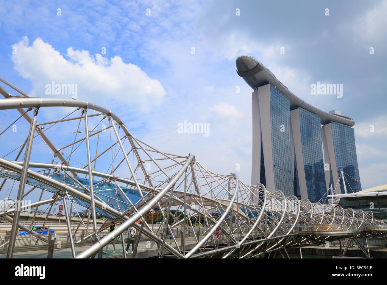 SINGAPUR CITY, SINGAPUR - 12. MÄRZ 2024: Blick auf Marina Bay Sands und Helix Bridge in Marina Bay, Singapur City. Stockfoto