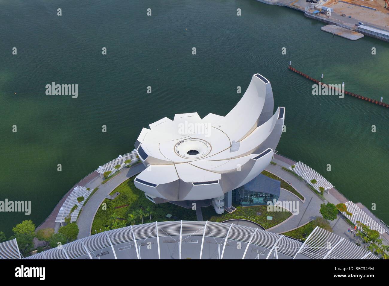 SINGAPUR CITY, SINGAPUR - 12. MÄRZ 2024: Aus der Vogelperspektive des ArtScience Museums in Marina Bay, Singapur City. Stockfoto
