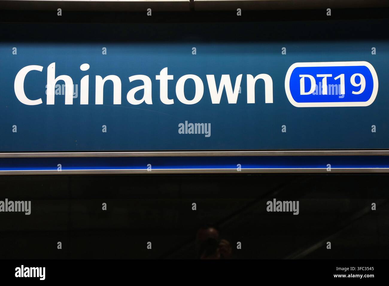 SINGAPUR STADT, SINGAPUR - 12. MÄRZ 2024: Öffentlicher Verkehr Singapur MRT Chinatown Station (DT19). Stockfoto