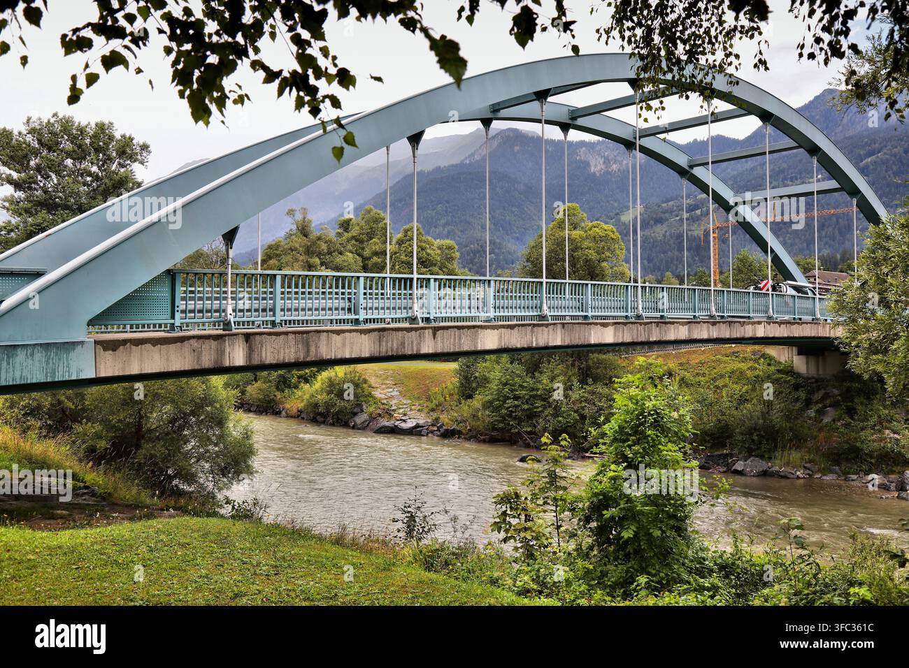 Klappbrücke über die Gail in der Region Kärnten, Österreich. Straßenbrücke im Bezirk Hermagor. Stockfoto
