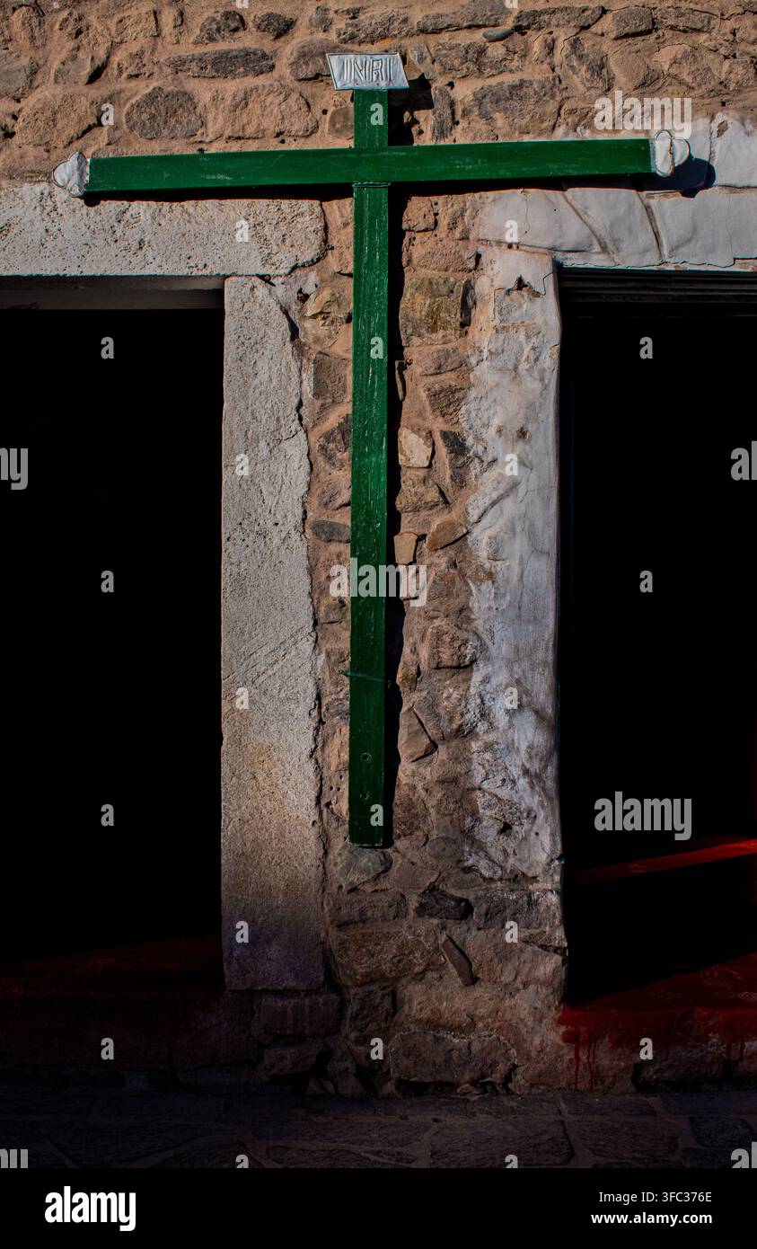 Arequipa Region, Peru, Südamerika: das grüne Kreuz einer kleinen Andenkirche nahe Chivay, einer kleinen Bergstadt im Colca-Tal Stockfoto