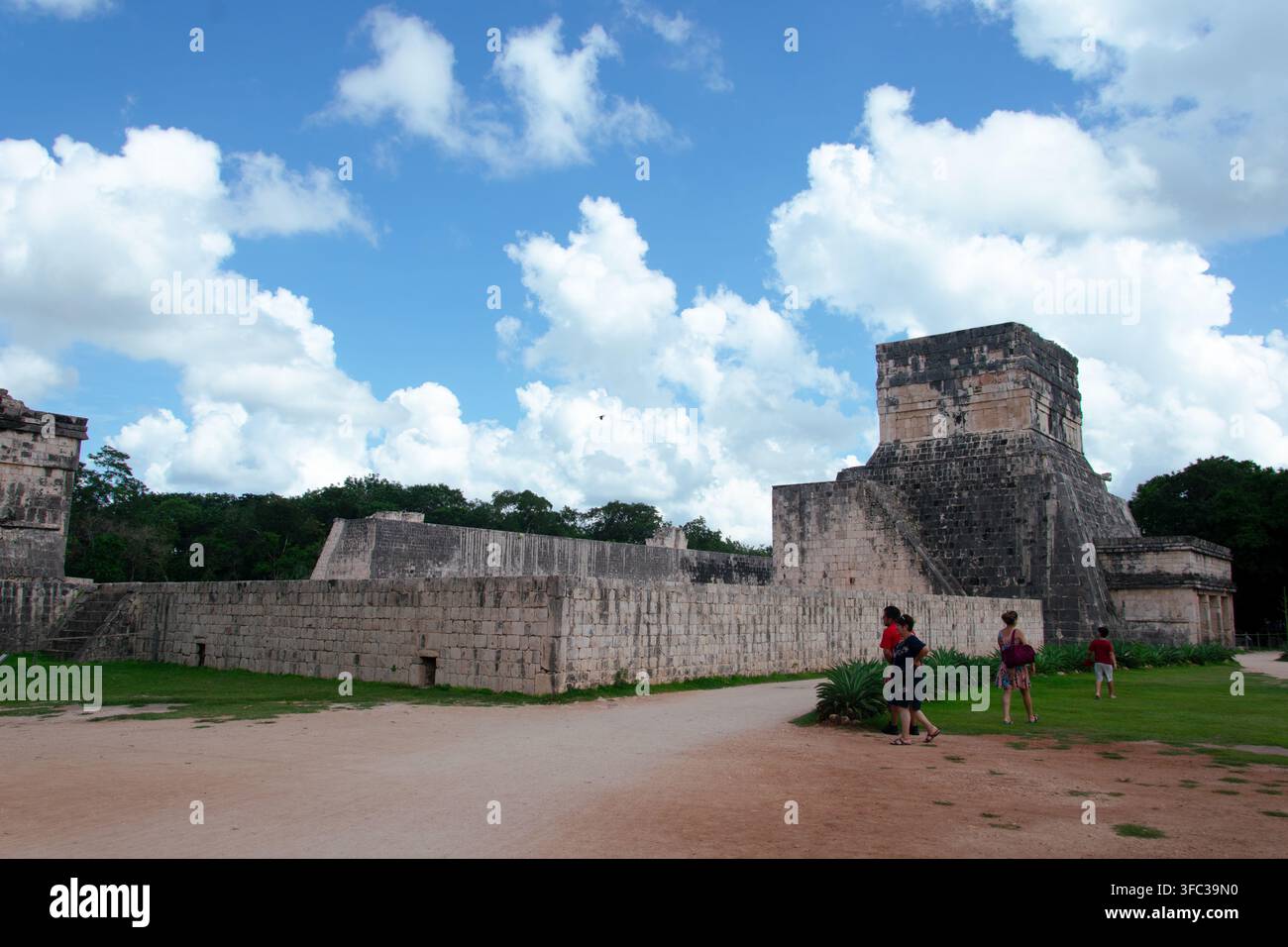 Yucatán, Mexiko, 07. September 2017; Menschen besuchen den alten Maya-Ballplatz und den Tempel des Jaguars in Chichén Itzá. Stockfoto