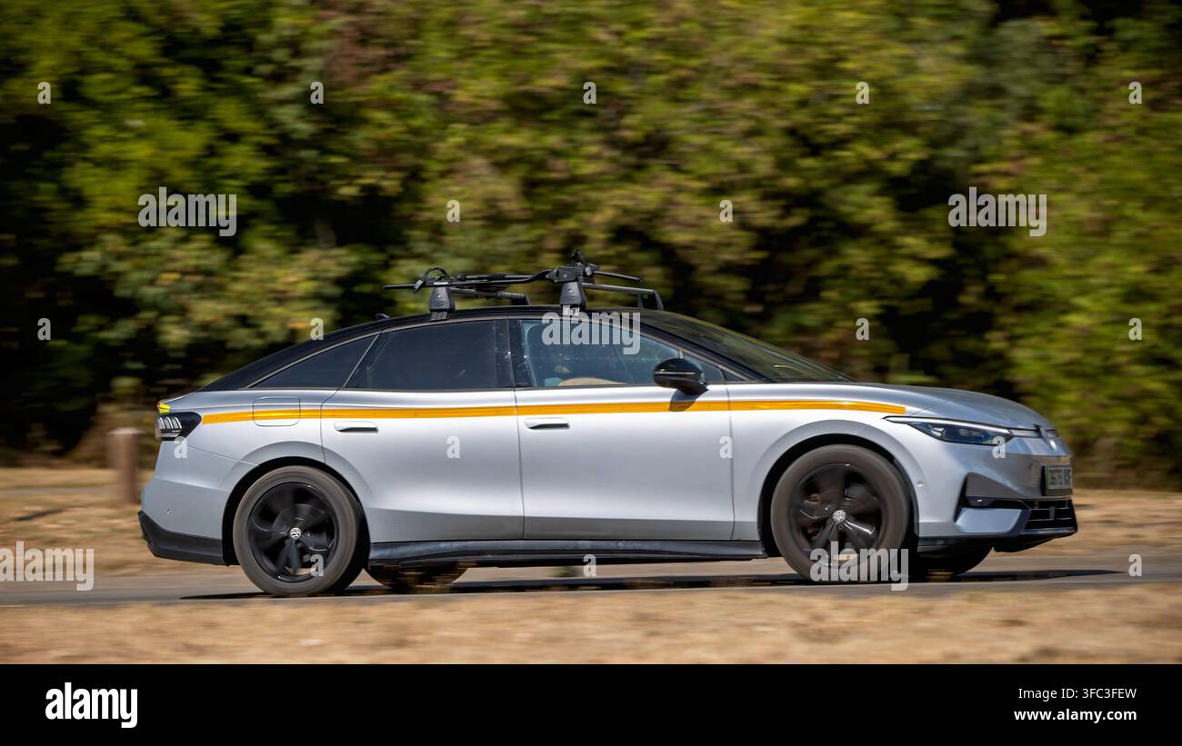Milton Keynes; UK - 23. August 2026:;  2025 Volkswagen ID7 Match Pro Elektroauto fährt auf einer britischen Straße Stockfoto