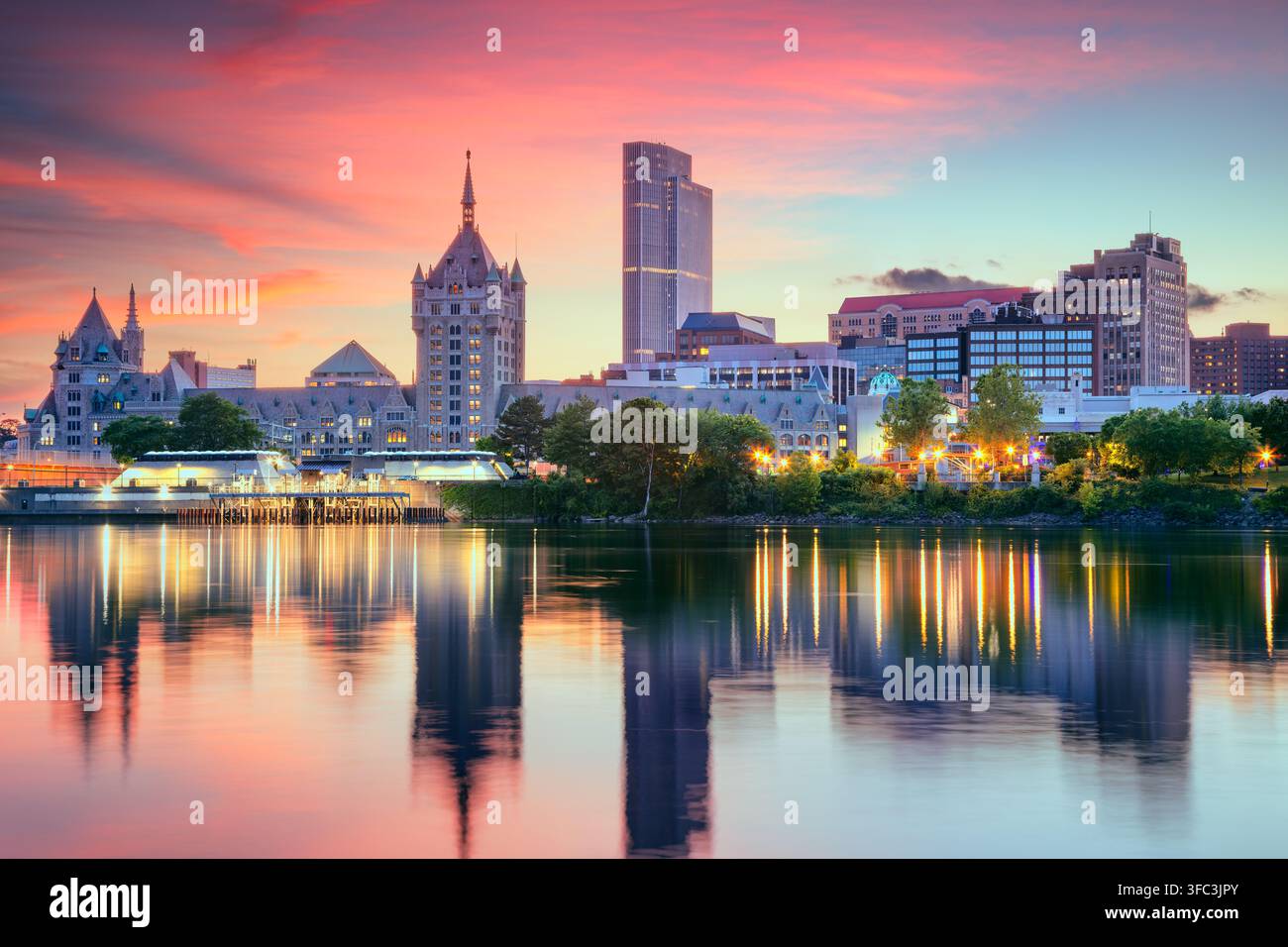 Albany, New York, USA. Stadtbild von Albany, New York mit Spiegelung der Stadt Skyline im Wasser bei wunderschönem Sonnenaufgang. Stockfoto