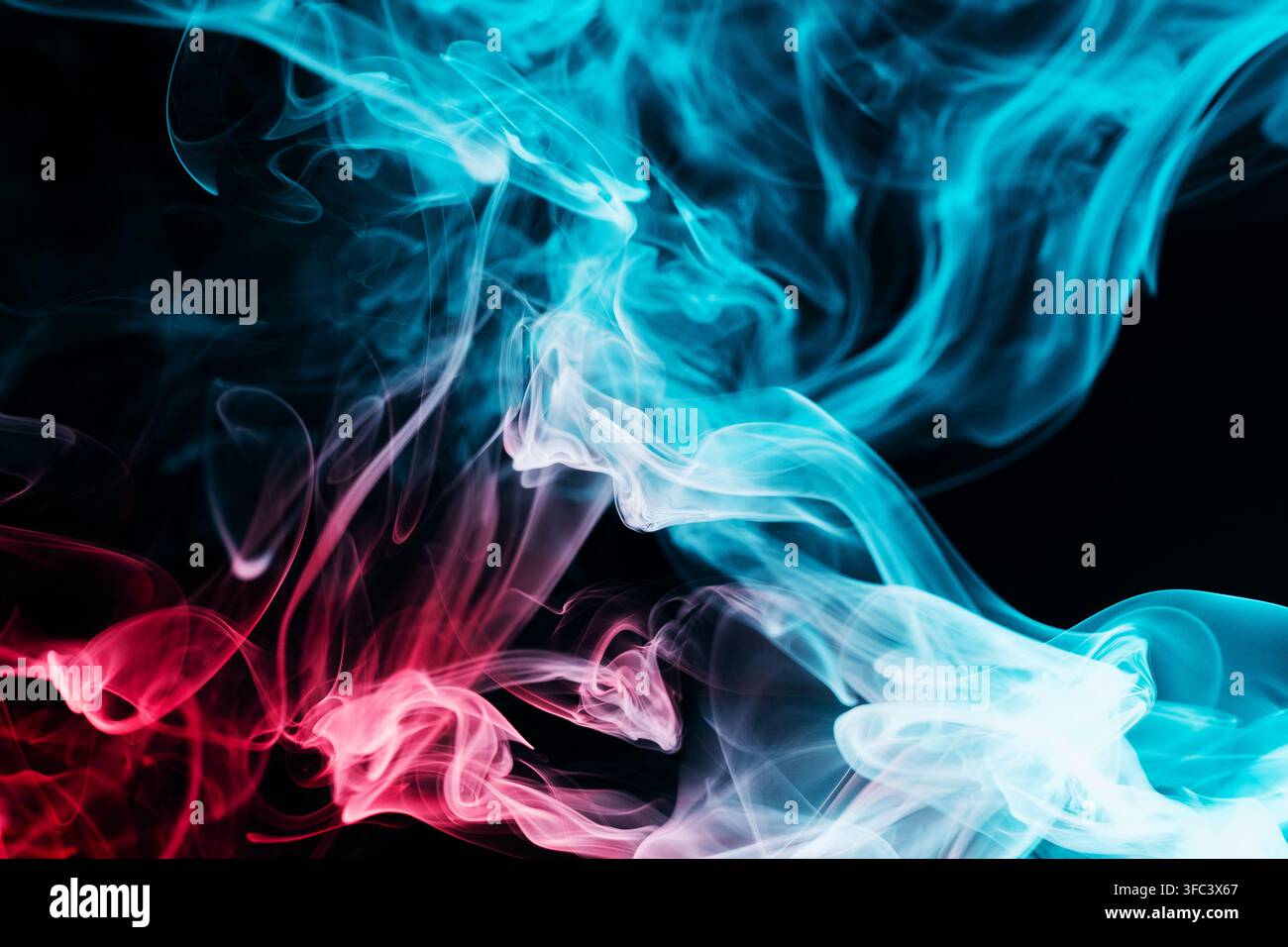 Abstrakter farbenfroher Rauchhintergrund mit rotem, gelbem und grünem Farbverlauf, isoliert auf Schwarz. Stockfoto