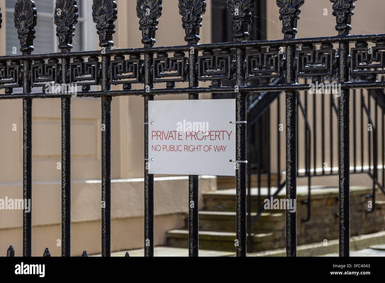 Privatgrund-Schild an einem schmiedeeisernen Zierzaun montiert Stockfoto