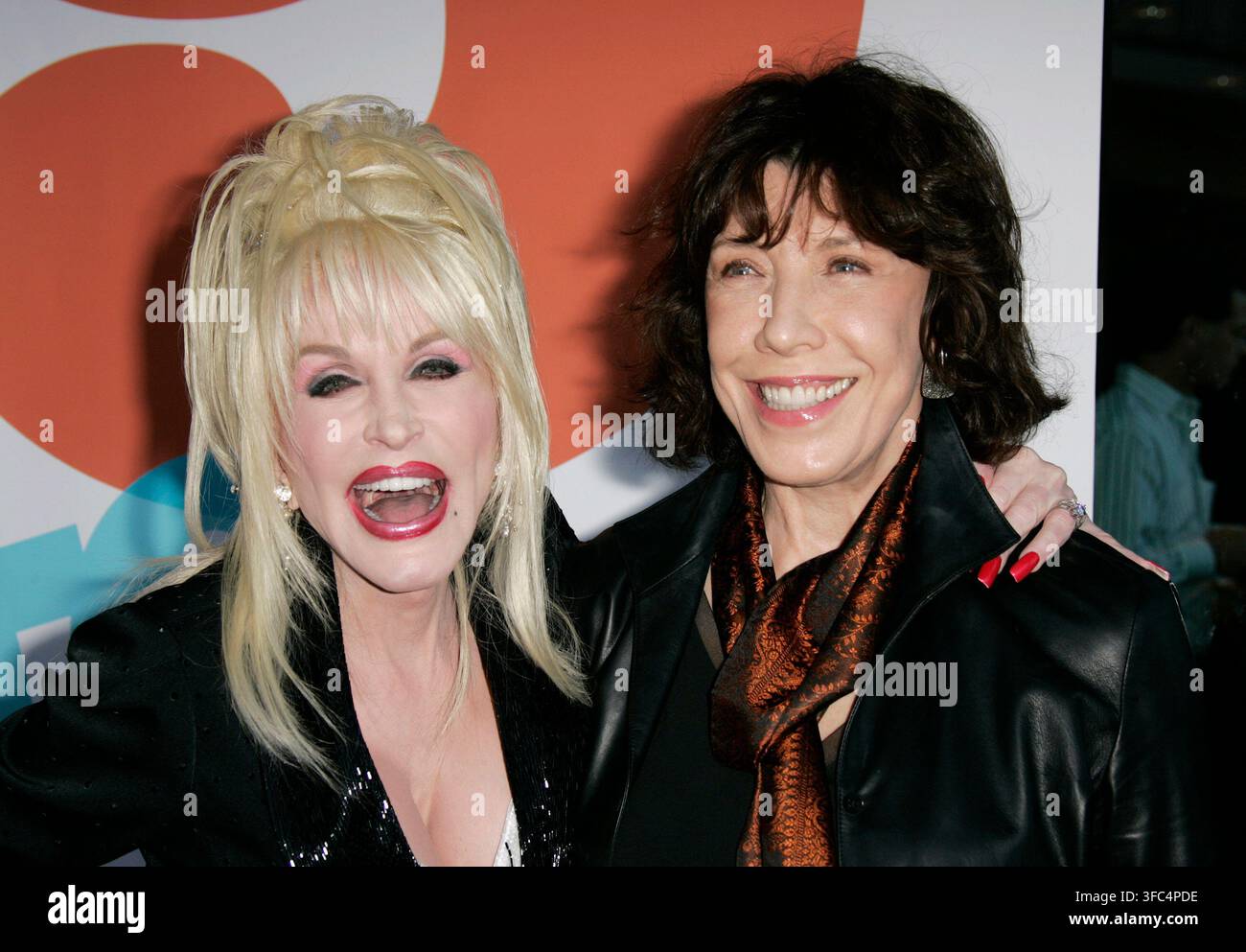 Los Angeles, USA. 25. Aug., 2026. Dolly Parton, legendäre Songwriterin, Sängerin und Schauspielerin, ist im Alter von 80 Jahren in Nashville, TN, am 25. August 2026 gestorben. ==========================================================================================20. September 2008 Los Angeles, Ca. Dolly Parton und Lily Tomlin "9 to 5: The Musical" Weltpremiere im Ahmanson Theatre © Lisa OConnor/AFF-USA.com Credit: AFF/Alamy Live News Stockfoto