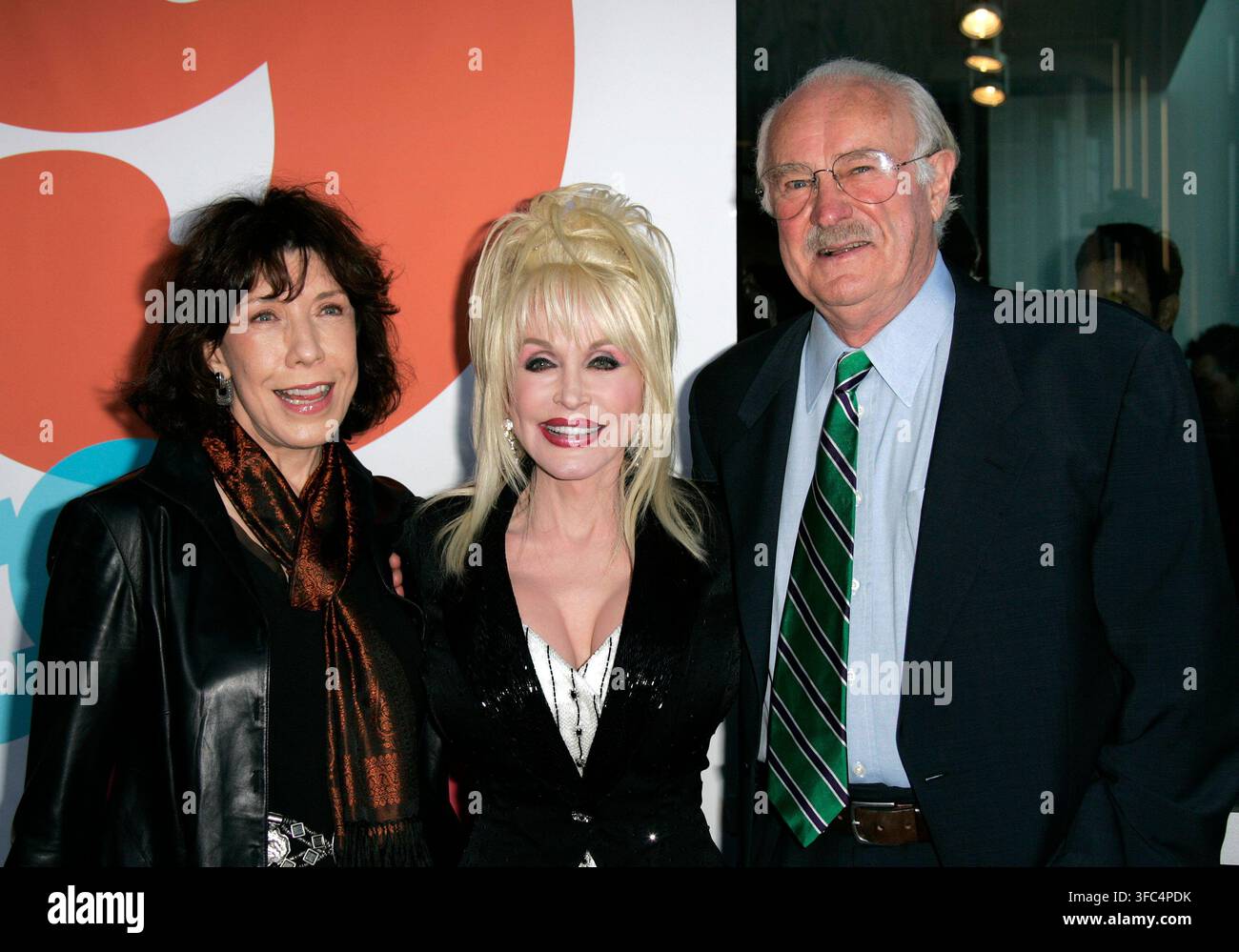 Los Angeles, USA. 25. Aug., 2026. Dolly Parton, legendäre Songwriterin, Sängerin und Schauspielerin, ist im Alter von 80 Jahren in Nashville, TN, am 25. August 2026 gestorben. ==========================================================================================20. September 2008 Los Angeles, Ca. Lily Tomlin, Dolly Parton und Dabney Coleman "9 to 5: The Musical" Weltpremiere im Ahmanson Theatre © Lisa OConnor/AFF-USA.com Credit: AFF/Alamy Live News Stockfoto