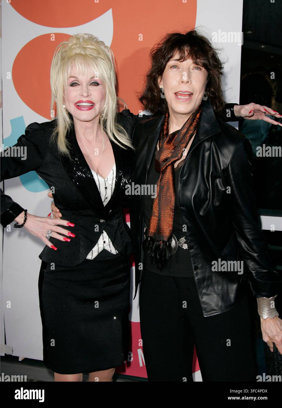 Los Angeles, USA. 25. Aug., 2026. Dolly Parton, legendäre Songwriterin, Sängerin und Schauspielerin, ist im Alter von 80 Jahren in Nashville, TN, am 25. August 2026 gestorben. ==========================================================================================20. September 2008 Los Angeles, Ca. Dolly Parton und Lily Tomlin "9 to 5: The Musical" Weltpremiere im Ahmanson Theatre © Lisa OConnor/AFF-USA.com Credit: AFF/Alamy Live News Stockfoto