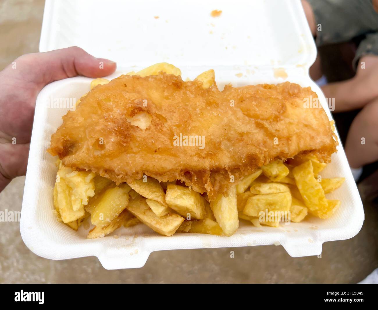 Nahaufnahme von Fish and Chips, einem traditionellen britischen Imbissgericht. - Smartphone-aufgenommenes Stockfoto