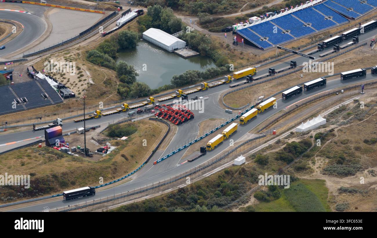 Zandvoort, Niederlande – 16. August 2026: Luftaufnahme der Rennstrecke Circuit Zandvoort mit zahlreichen Logistik-LKWs und Anhängern, die auf dem Parkplatz geparkt sind Stockfoto