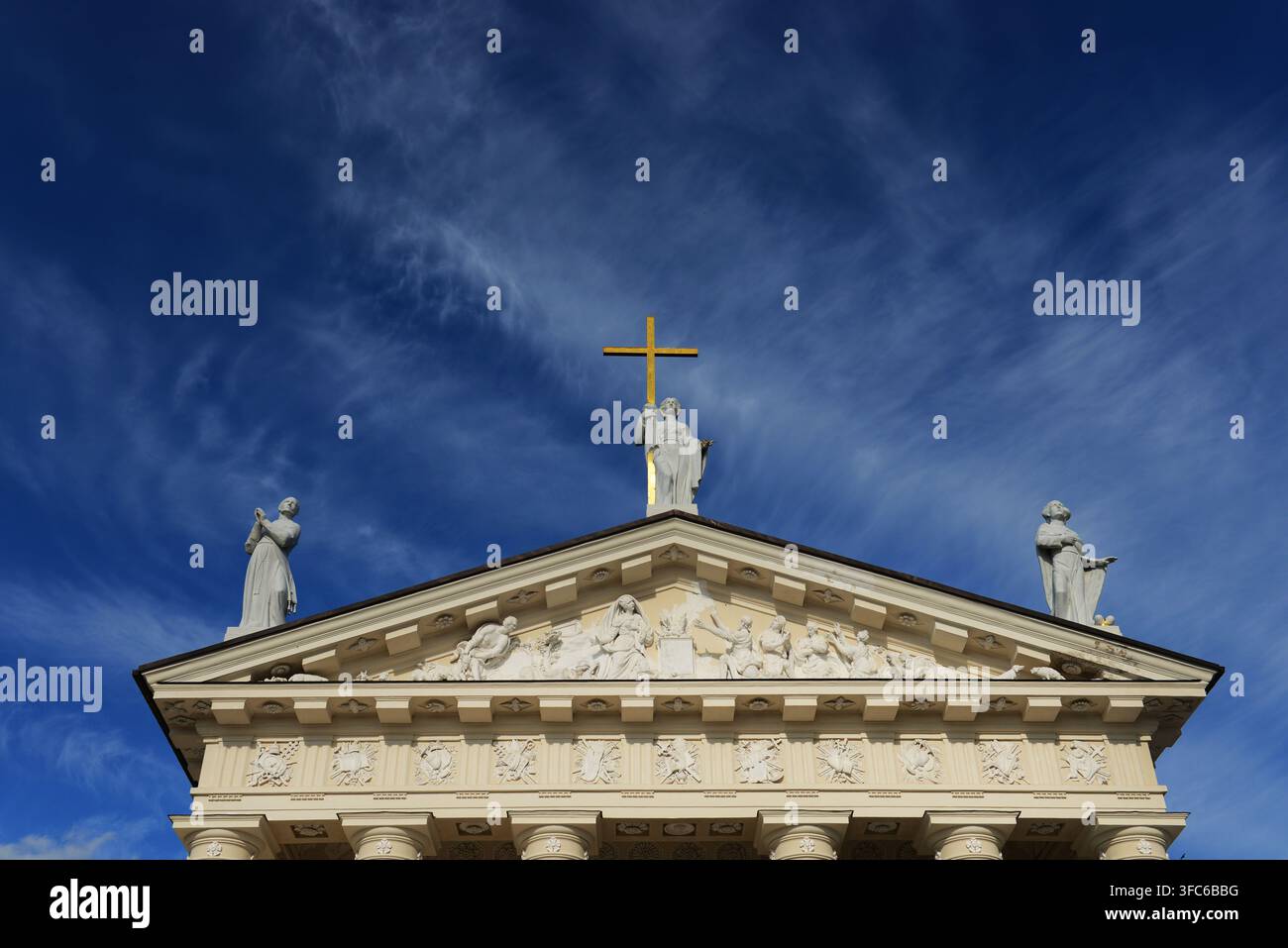 Statue der Heiligen Helena mit einem großen Kreuz auf dem Dach der Kathedrale in Vilnius, Litauen. Stockfoto