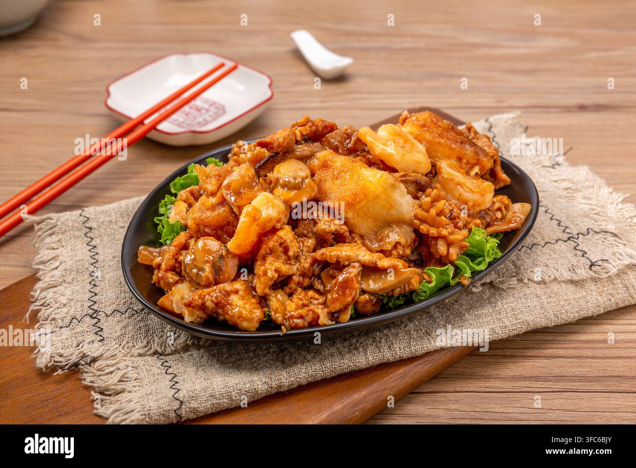 Chinesischer Acht-Schätze-Tofu-Meeresfrüchte-Stirfry Stockfoto