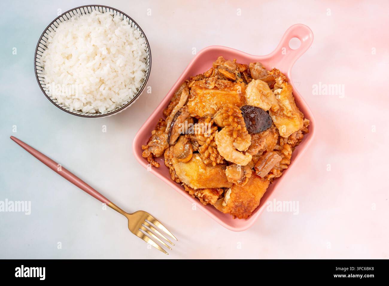 Chinesischer Acht-Schätze-Tofu-Meeresfrüchte-Stirfry Stockfoto
