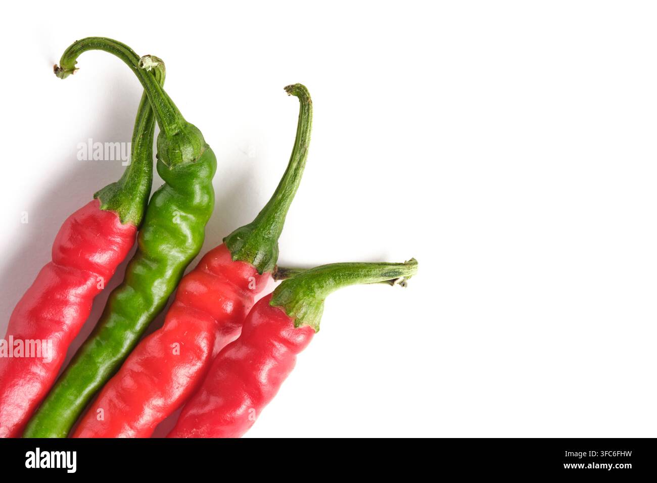 Studienaufnahme von grünen und roten Chilischoten auf weißem Hintergrund Stockfoto