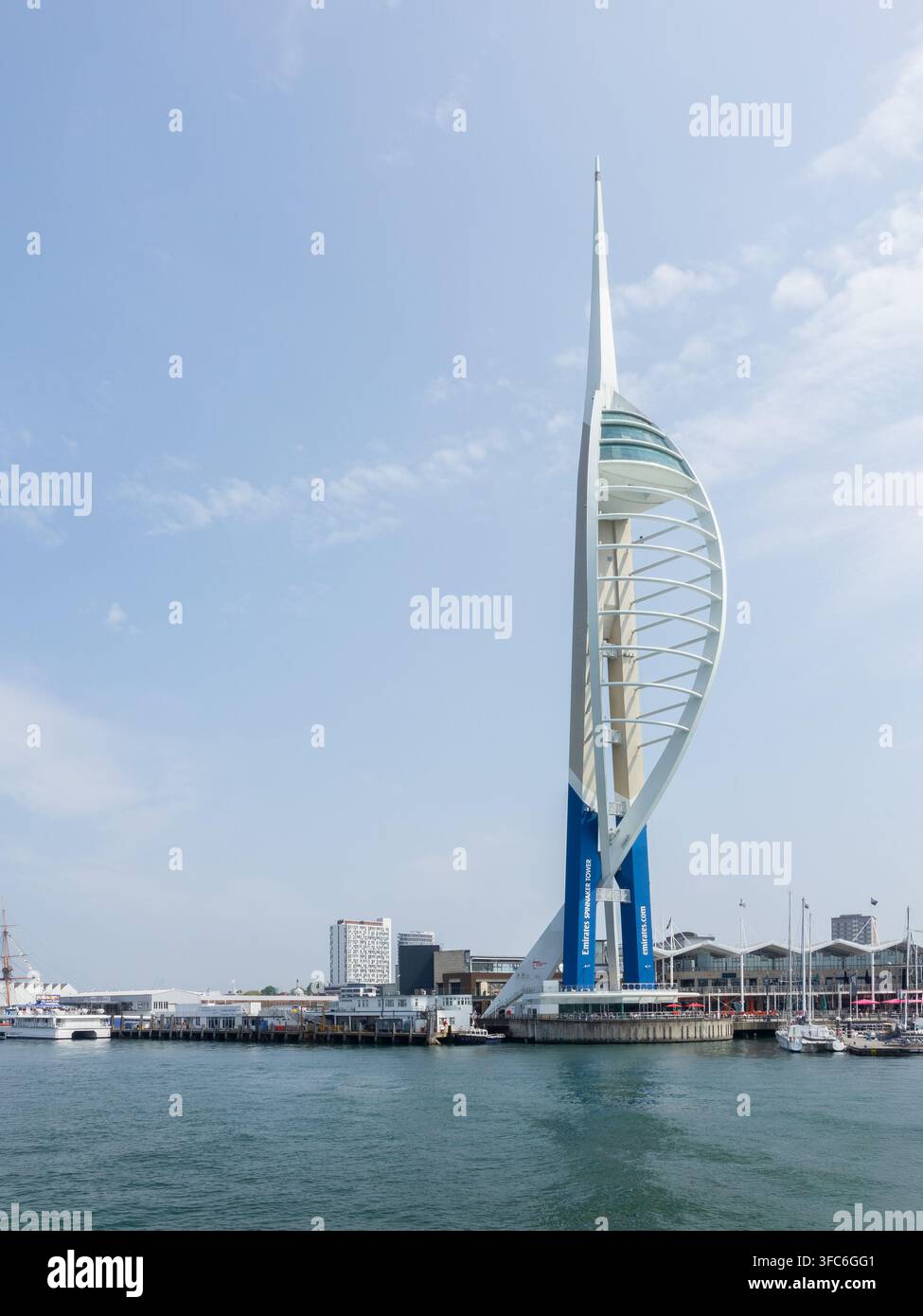 170 Meter (560 Fuß) hoher Spinnaker-Beobachtungsturm erhebt sich über der Stadt. 2005 fertiggestellt als Herzstück der Sanierung des Hafens von Portsmouth. Stockfoto