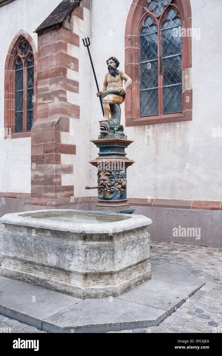 Neptunbrunnen und historische Architektur auf einem öffentlichen Platz in der Altstadt von Basel, Schweiz Stockfoto