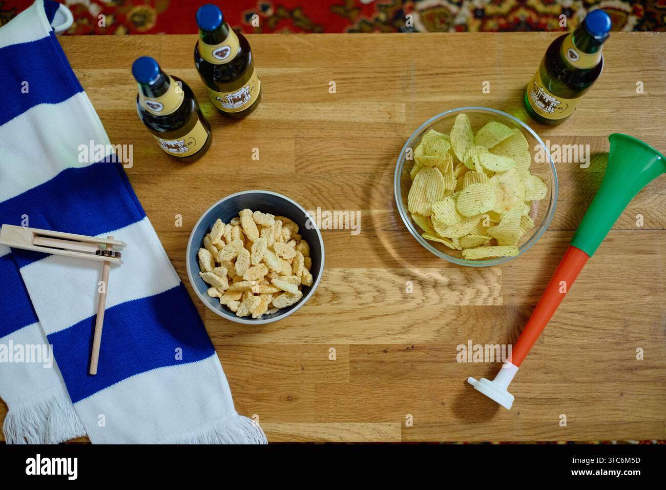 Bierflaschen und Snacks auf dem Tisch, vorbereitet für Fußballfans Stockfoto