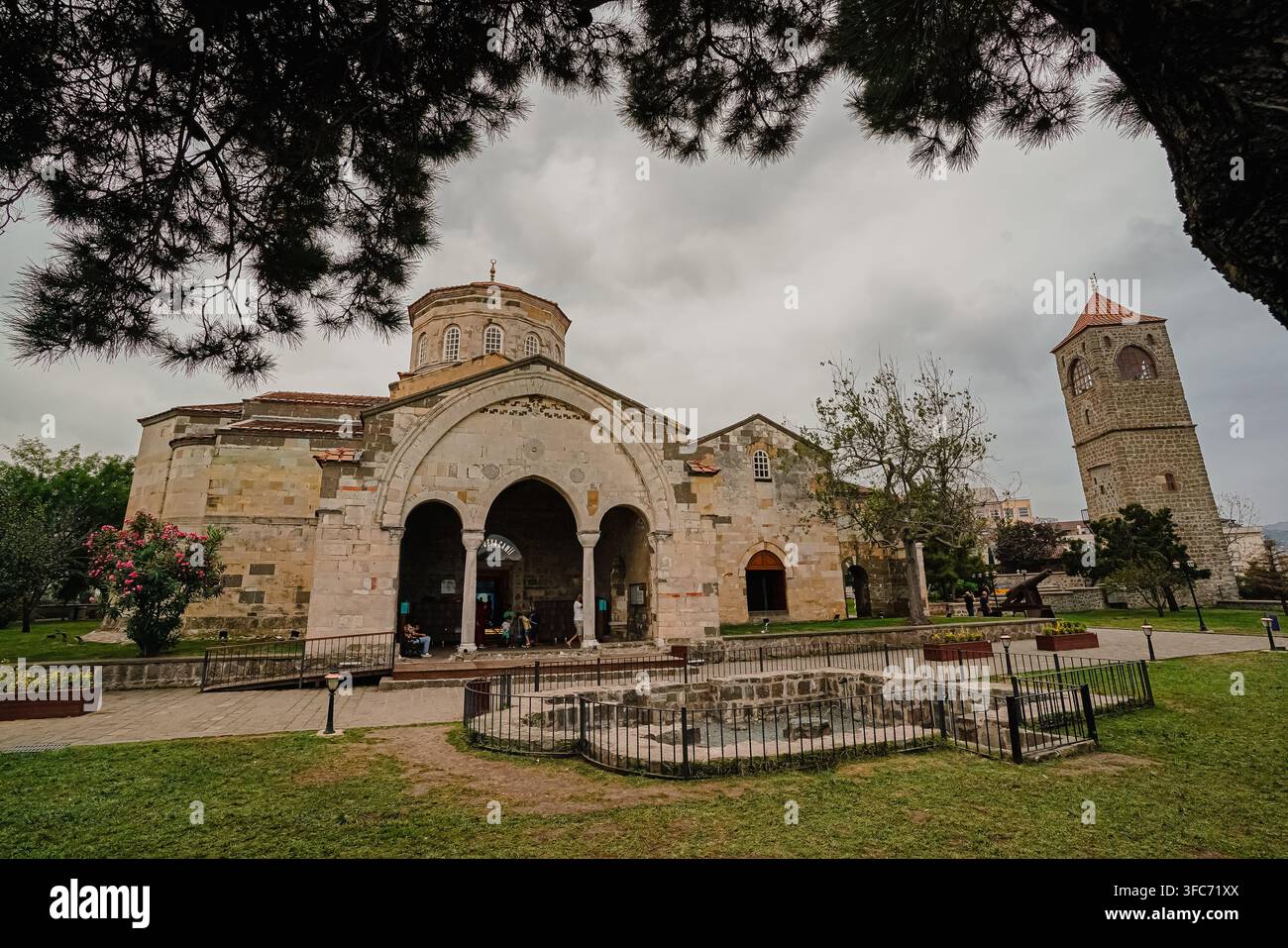 Der historische Komplex aus Hagia-Sophia-Kirche und Moschee erhebt sich unter dramatischen Wolken in Trabzon, Türkei. Stockfoto