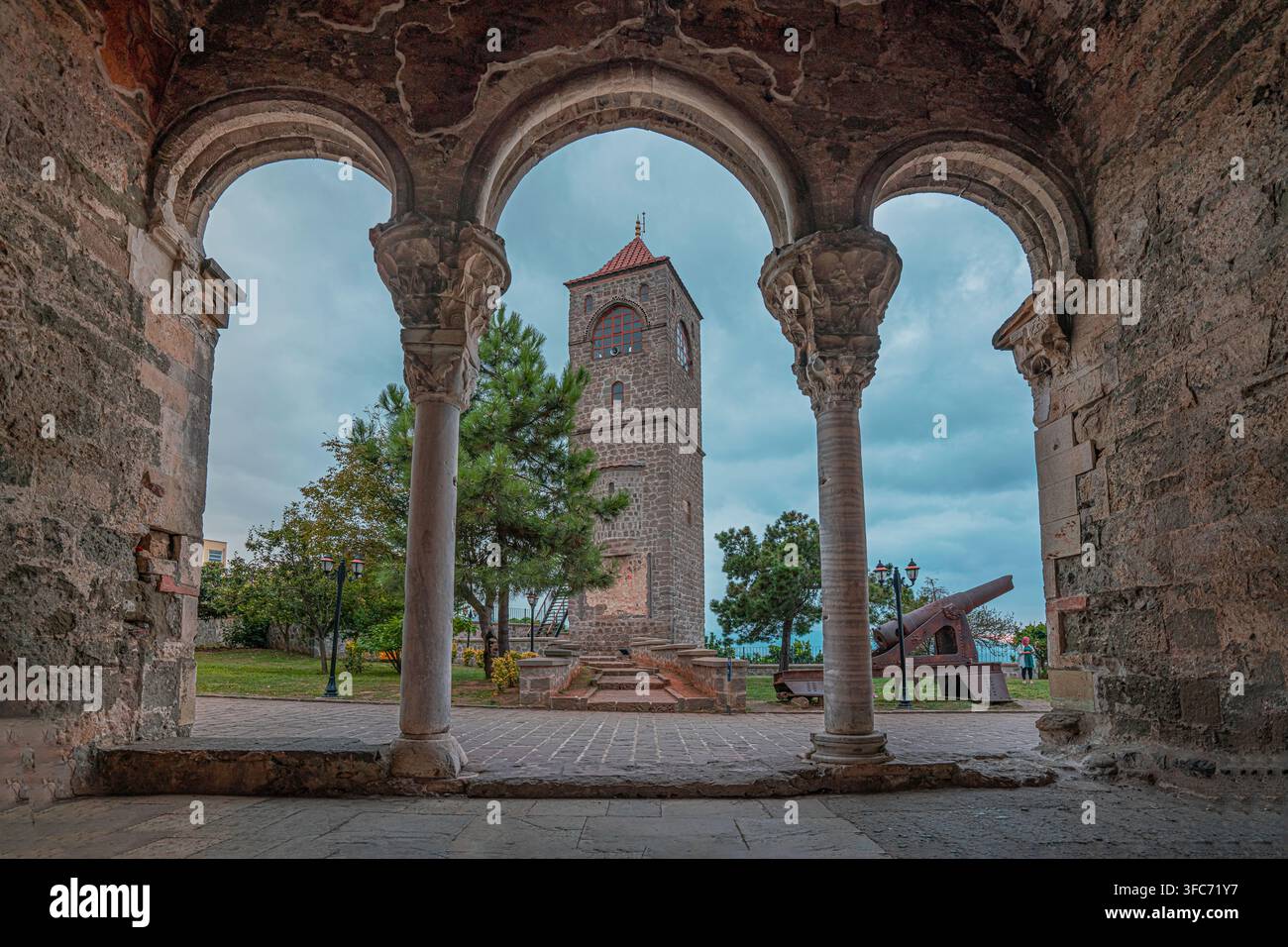 Historische Steinbögen rahmen die byzantinische Architektur der Hagia Sophia in Trabzon, Türkei. Stockfoto