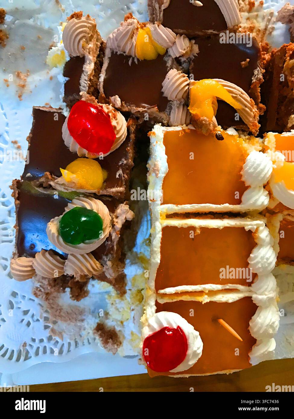 Zwei Kuchen in Stücke geschnitten. Blick von oben. Stockfoto