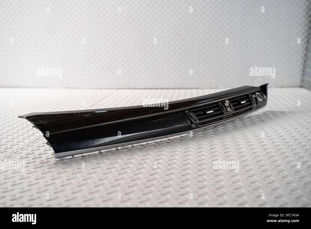 Eine langgestreckte Automobil-Lüftungsöffnung und Zierleiste ist auf einem weißen Studiohintergrund isoliert. Stockfoto