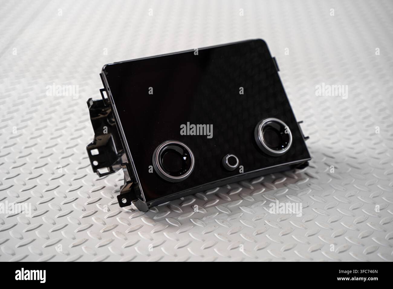Ein breites Automobil-Informations- und Unterhaltungsdisplay ist auf einem weißen Studiohintergrund isoliert für Armaturenbrett-Technologie und Reparaturkonzepte. Stockfoto