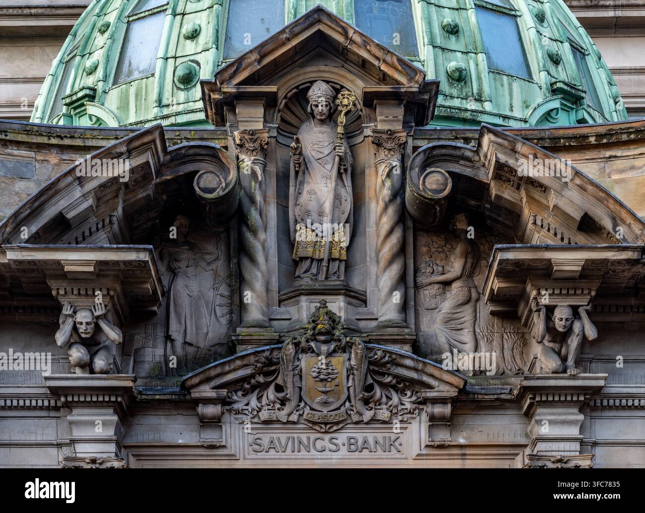 Historische Architektur in Glasgow mit traditionellen Sandsteingebäuden und verzierten viktorianischen Fassaden in Glasgow, Schottland. Stockfoto