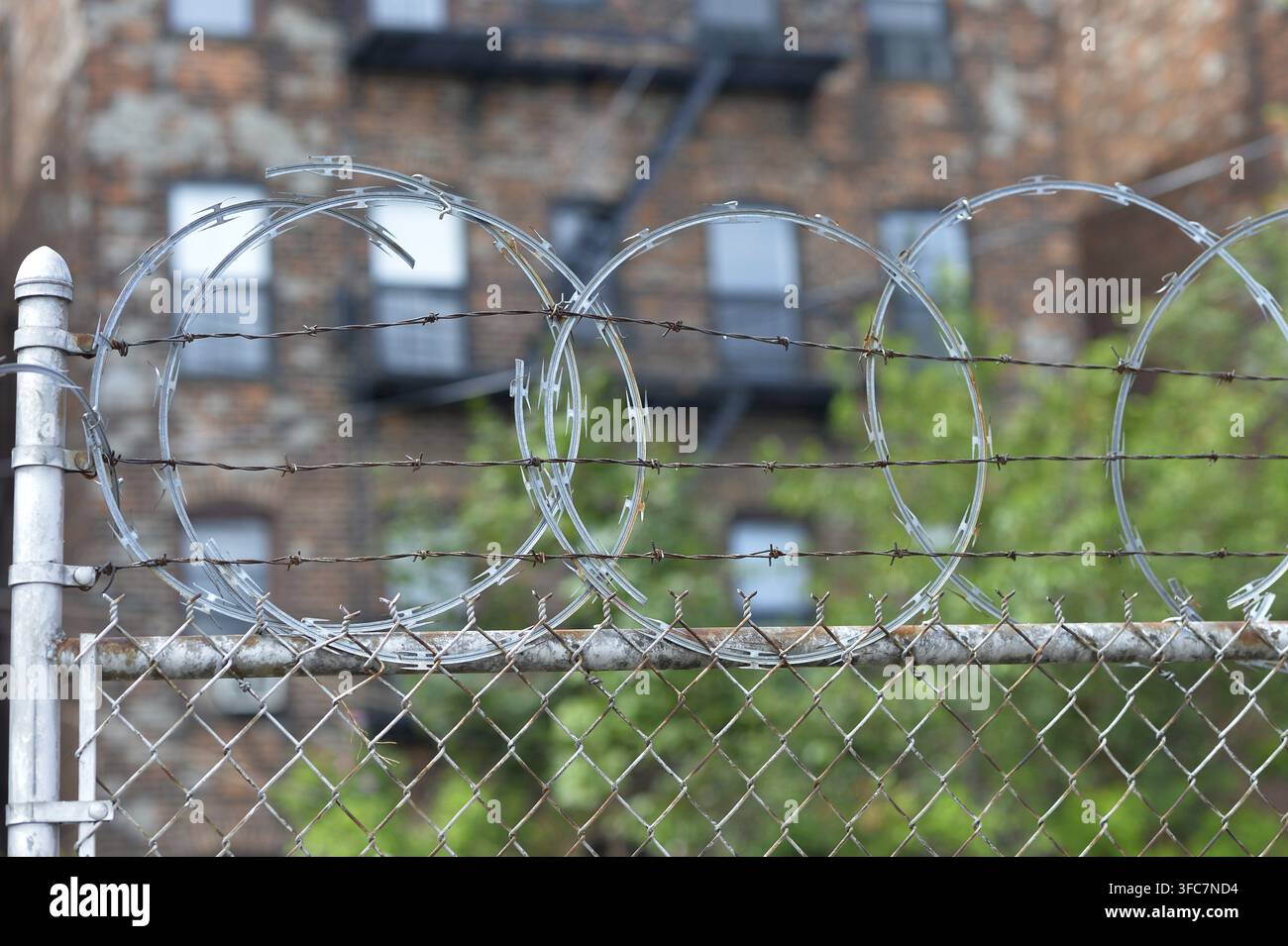 Bilder des städtischen Verfalls. Szene, die den Fall der Stadt mit Zäunen und abgenutzten Elementen zeigt? New York Stockfoto