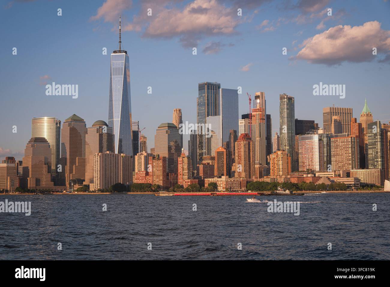 Die Türme von Lower Manhattan im warmen Licht des Tagesendes. New York, New York, Vereinigte Staaten, 15. August 2026. Stockfoto