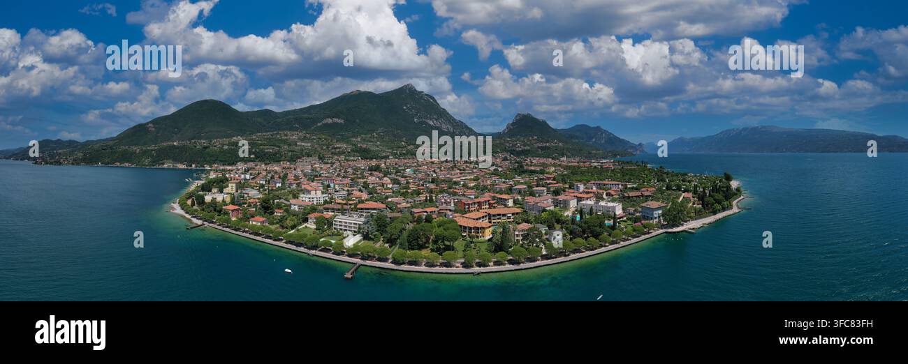 Panorama von Toscolano Maderno, Luftbild Italiens. Luftpanorama des historischen Teils der Stadt Toscolano Maderno am Gardasee. Stockfoto