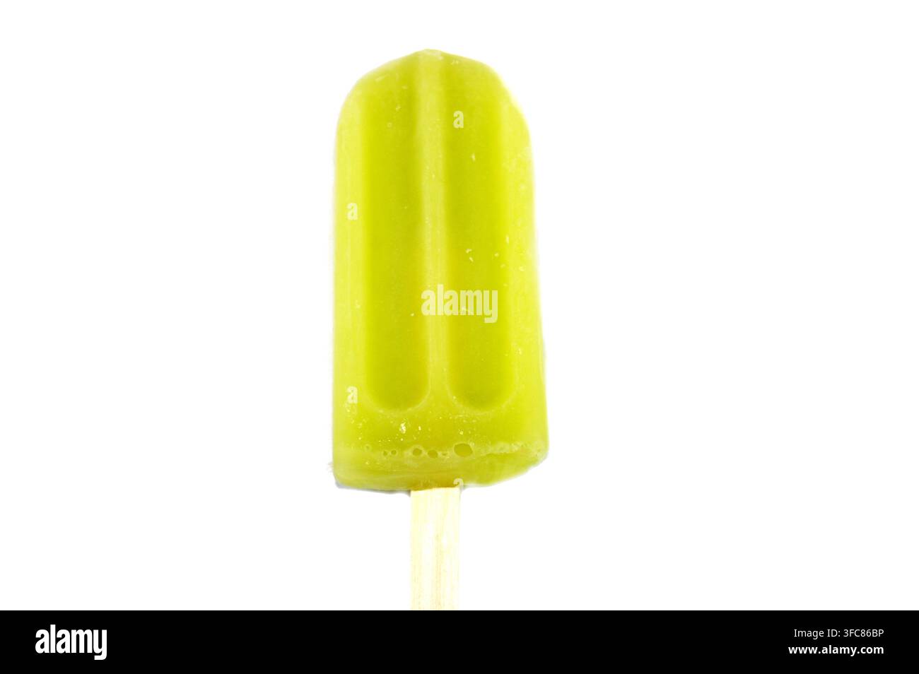 Zitronenminze-Eis am Stiel aus echten Früchten, ein Eis am Stiel ist ein gefrorenes Dessert mit Eis auf einem Stab, Sommer- und Urlaubskonzept, se Stockfoto