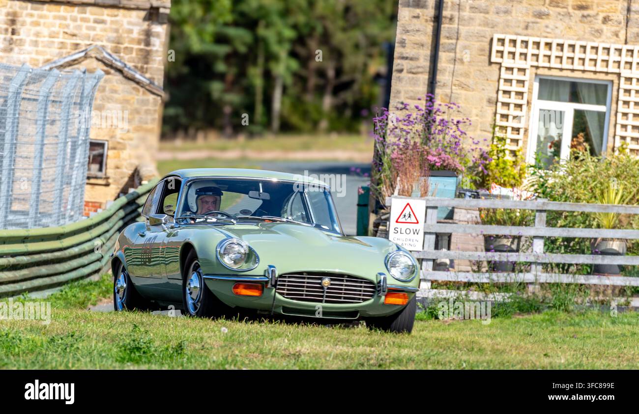 Jaguar E-Type bei der Harewood-Hill-Kletterfahrt, Harewood, Yorkshire, England, UK Stockfoto
