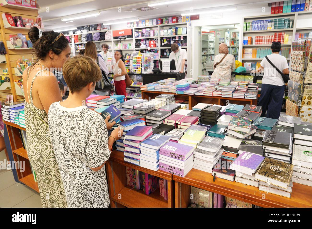 IPA87805662 - Mailand, 26. August 2026  Schule, Schulanfangseinkäufe, Rucksäcke, Planer, Federtaschen, Notizbücher, Schultaschen, Stifte – Eltern und ihre Kinder kaufen Schulsachen im Buchhandel Libraccio in Romolo Stockfoto