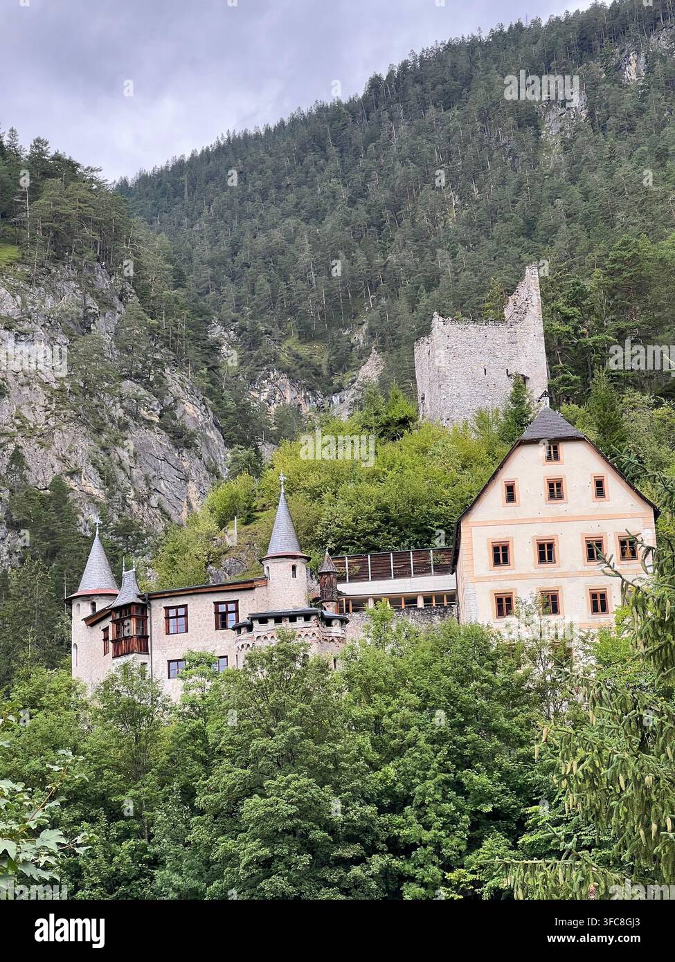 Pittoreske Roadtrip durch die österreichischen Alpen, mit Bergstraßen, Wäldern, Tälern und wunderschönen Naturlandschaften in Österreich. - Smartphone-aufgenommenes Stockfoto