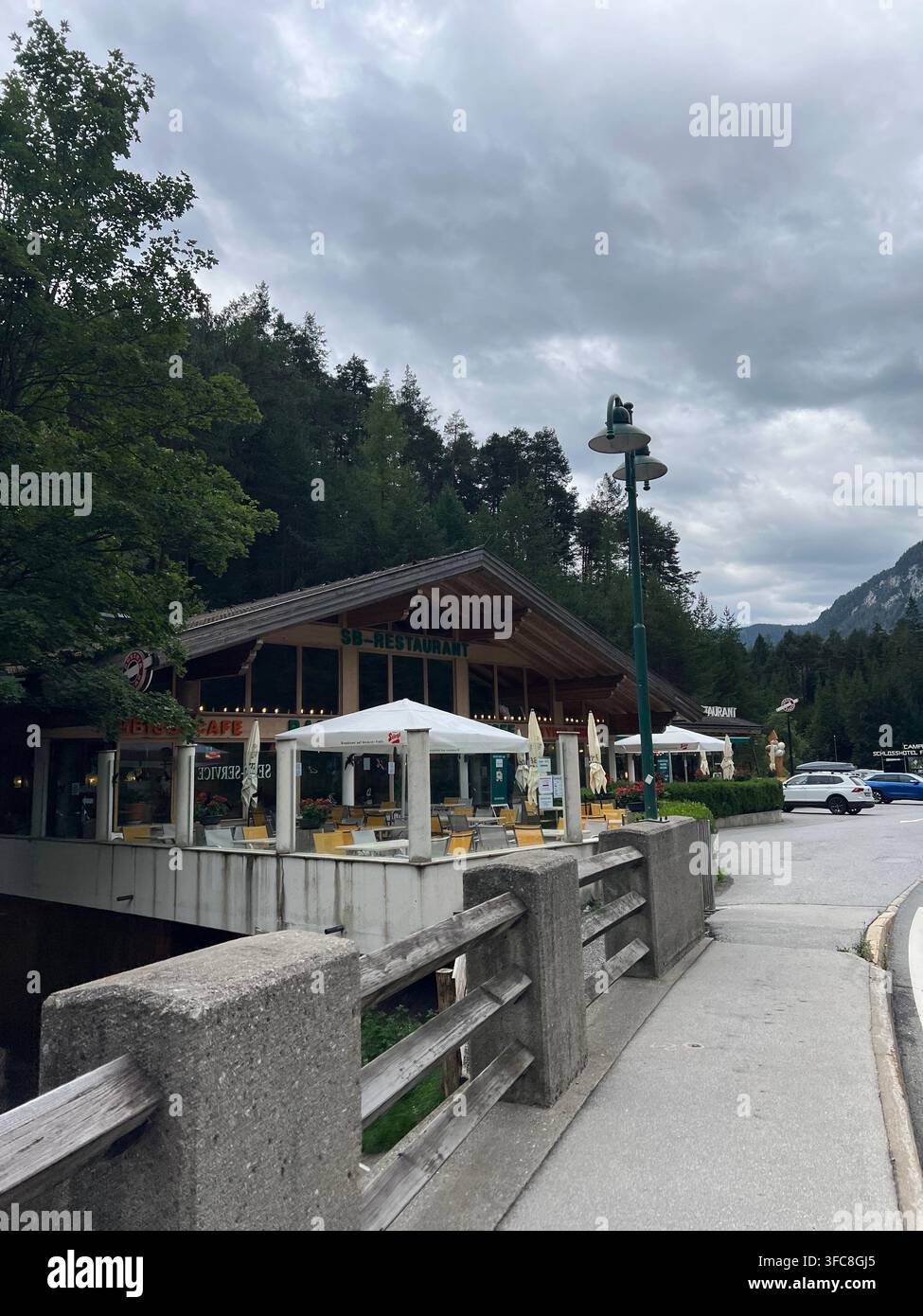Pittoreske Roadtrip durch die österreichischen Alpen, mit Bergstraßen, Wäldern, Tälern und wunderschönen Naturlandschaften in Österreich. - Smartphone-aufgenommenes Stockfoto
