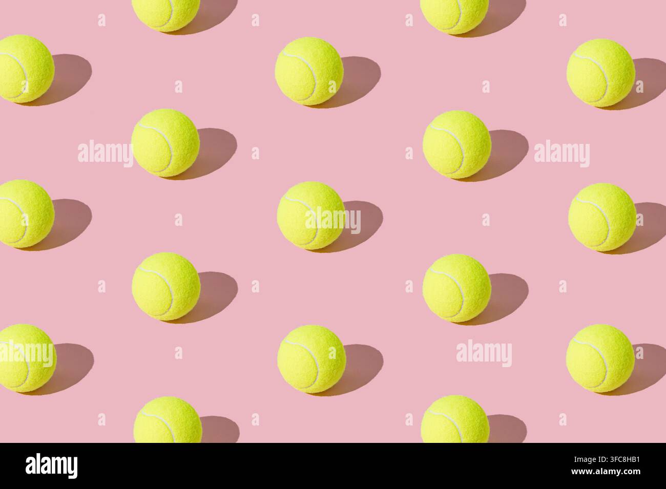 Trendiges Tennisballmuster auf hellrosa Hintergrund. Minimales Sportkonzept. Kreative Tennisballmuster-Hintergrundidee. Tennis-Ästhetik. Stockfoto