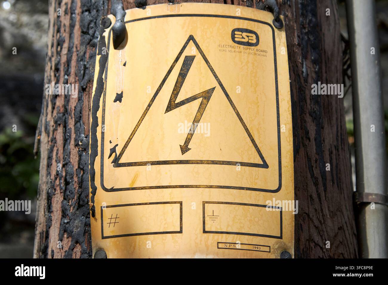 esb Blitzen Gefahr Stromzeichen auf einem Holzpfahl in Dublin, Republik Irland Stockfoto