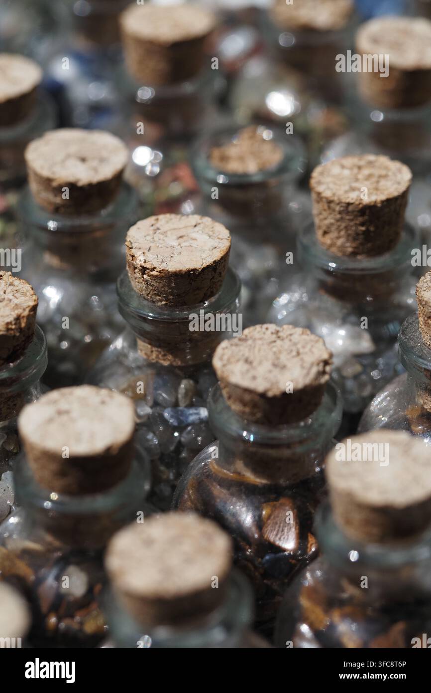 Kleine Glasflaschen mit Korken, gefüllt mit Steinen Stockfoto