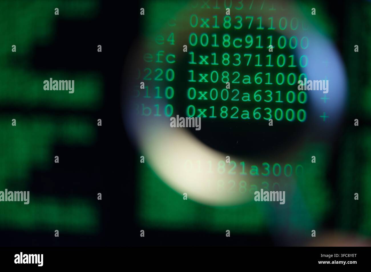 Erfahrener IT-Spezialist repariert einen defekten Computer Stockfoto