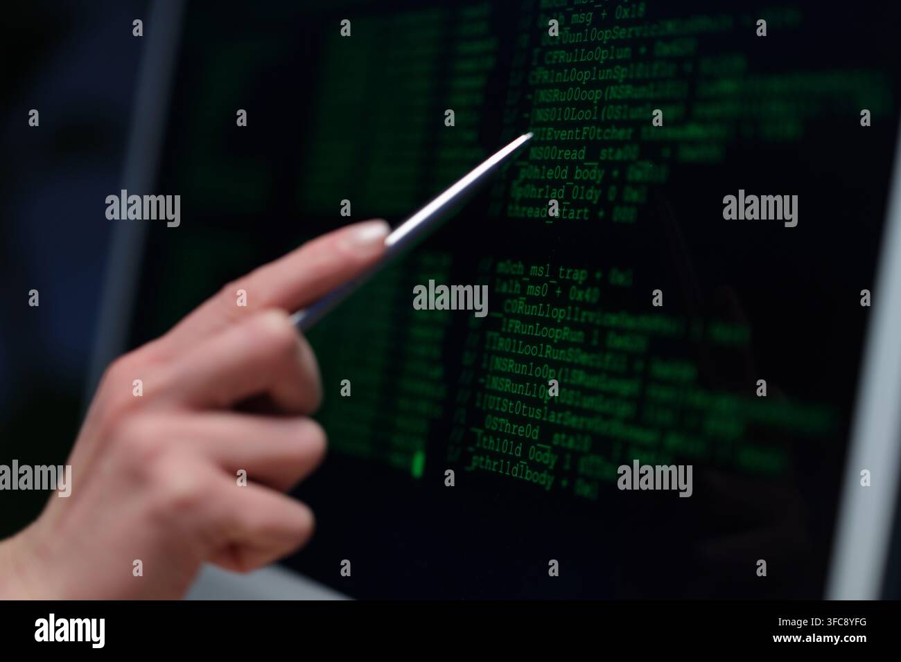 Computertechniker untersucht einen beschädigten Desktop-Computer Stockfoto